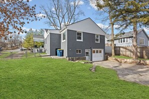 Exterior - Cozy Ranch Retreat, near Liberty Triangle w/ EV (Liberty)