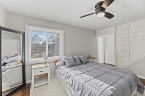 Iron/ironing board, WiFi, bed sheets - Cozy Ranch Retreat, near Liberty Triangle w/ EV (Liberty)