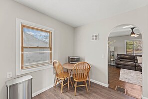 Interior - Cozy Ranch Retreat, near Liberty Triangle w/ EV (Liberty)