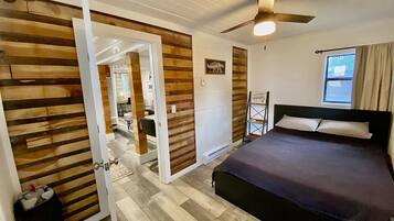 Tabla de planchar con plancha, wifi y ropa de cama