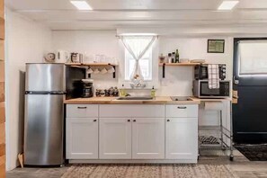 Fridge, microwave, oven, stovetop - Brews, Bites, & Pines | Your downtown Flagstaff suite (Flagstaff)