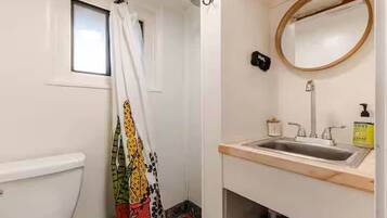 Een douche, een haardroger, handdoeken, zeep