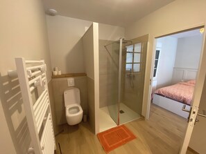 Regadera, toallas, jabón, papel de baño 