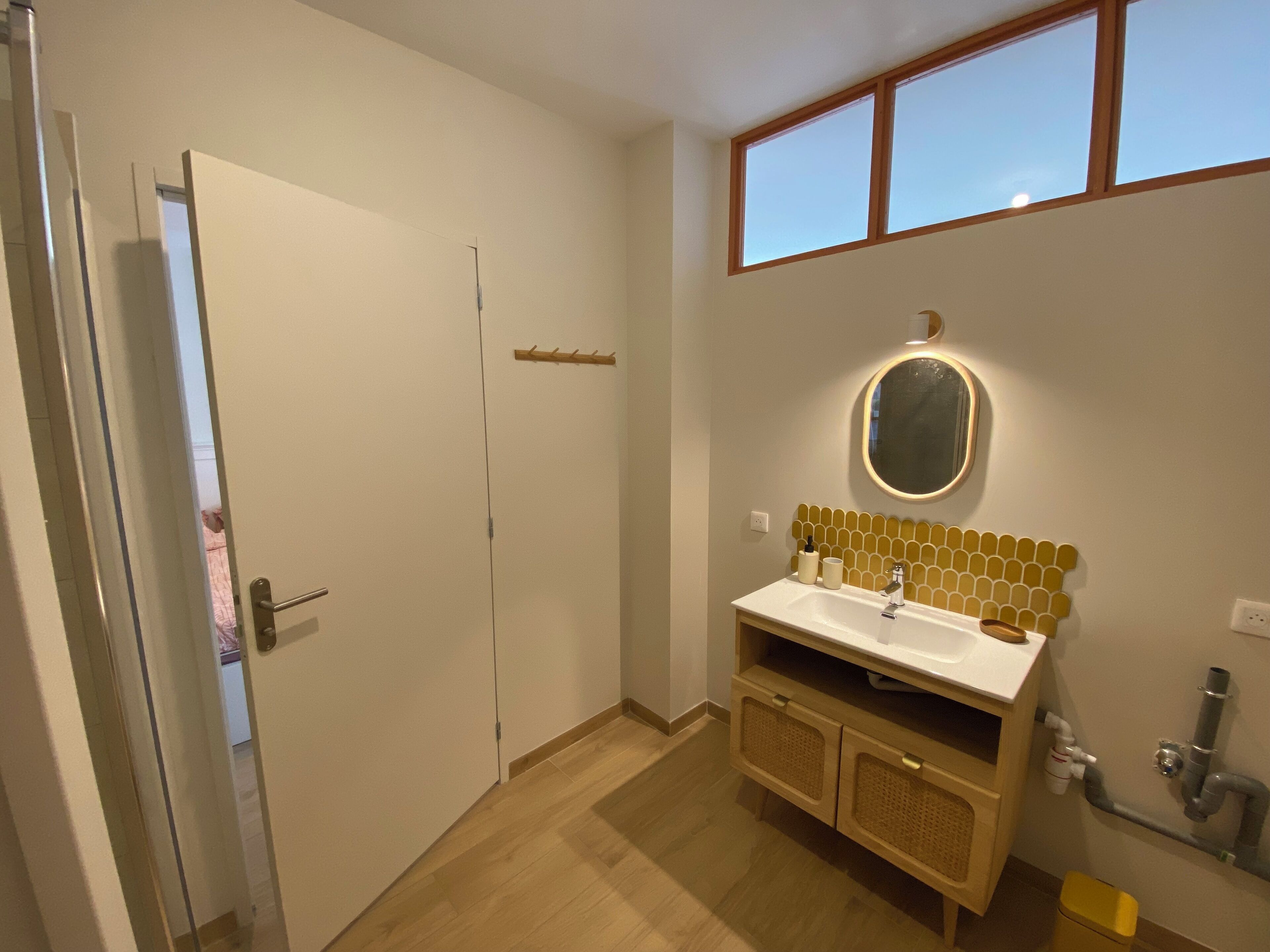 Douche, serviettes fournies, savon, papier toilette