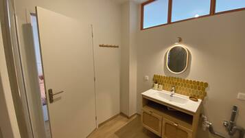 Douche, serviettes fournies, savon, papier toilette