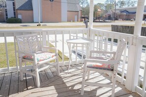 Terrace/patio - The Southern Porch Cottage Near NOLA & Coast (Slidell)