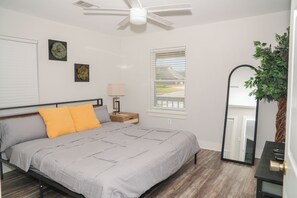 2 bedrooms, iron/ironing board, free WiFi, bed sheets - The Southern Porch Cottage Near NOLA & Coast (Slidell)