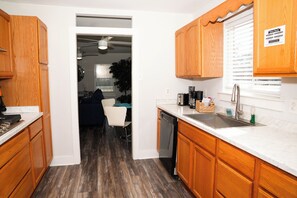 Fridge, microwave, oven, stovetop - The Southern Porch Cottage Near NOLA & Coast (Slidell)