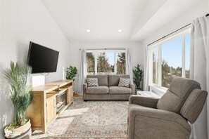 Smart TV - Charming 3-bedroom house in Homer perfect for your getaway (Homer)