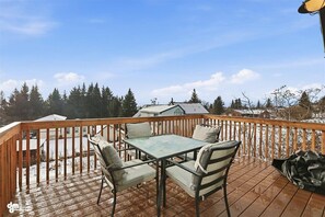 Outdoor dining - Charming 3-bedroom house in Homer perfect for your getaway (Homer)