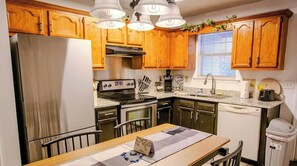Microwave, oven, stovetop, dishwasher - Cozy Cottage 4 Beds home Near Central Decatur (Decatur)