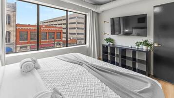 Iron/ironing board, WiFi, bed sheets