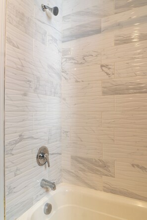 Towels, soap, toilet paper - Spacious 3-bedroom apartment in charming Newark with AC Near EWR (Newark)