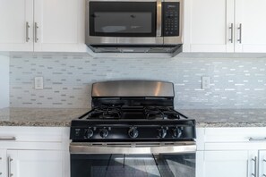 Private kitchen - Spacious 3-bedroom apartment in charming Newark with AC Near EWR (Newark)