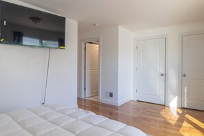 Iron/ironing board, WiFi, bed sheets - Spacious 3-bedroom apartment in charming Newark with AC Near EWR (Newark)