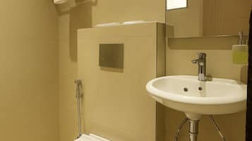 Habitación Deluxe | Baño | Regadera, amenidades de baño gratuitas, secadora de cabello, toallas