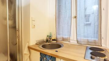 Fridge, microwave, stovetop, coffee/tea maker
