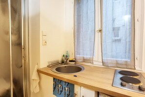 Frigorífico, microondas, placa de cocina y cafetera o tetera