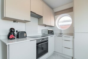 Standard Apartment, City View | Private kitchen - Dean Swift Square (Dublin)