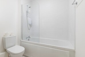 Standard Apartment, City View | Bathroom - Dean Swift Square (Dublin)