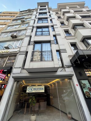 Um edifício moderno com uma fachada identificada como "Suites".