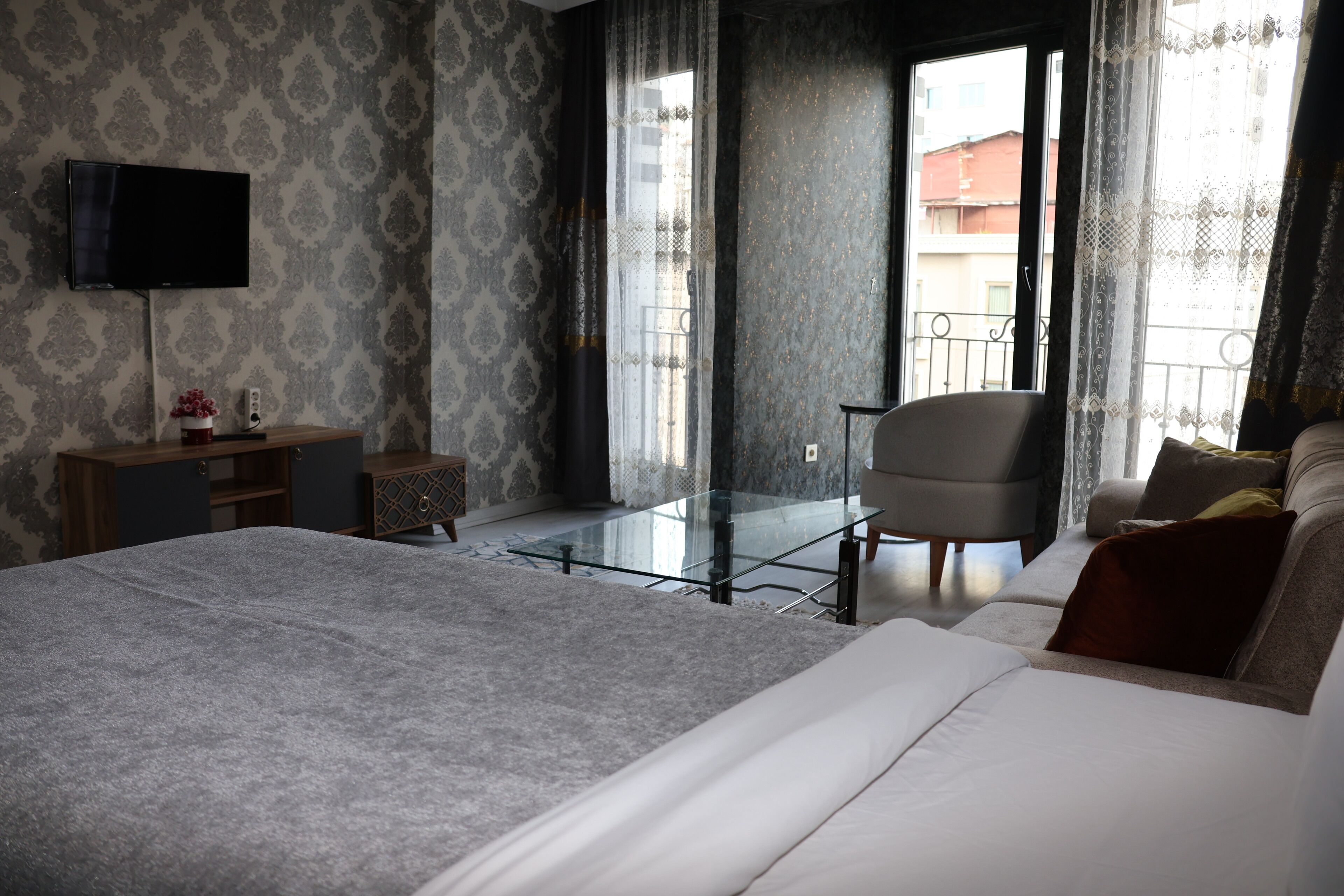 خزنة داخل الغرفة ومكتب ومساحة عمل للكمبيوتر المحمول وواي فاي مجانًا