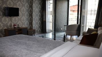 Safe på rommet, skrivebord og skrivebord for bærbar PC