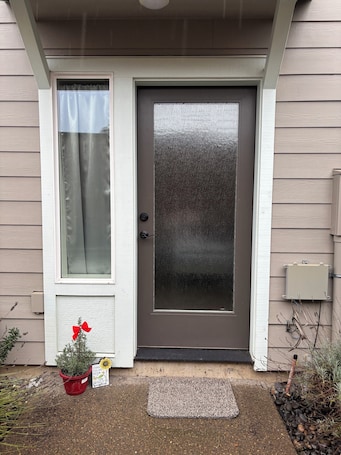 外観の詳細.
Studio in Forest Grove offers a ground-floor apartment in Forest Grove, Oregon.