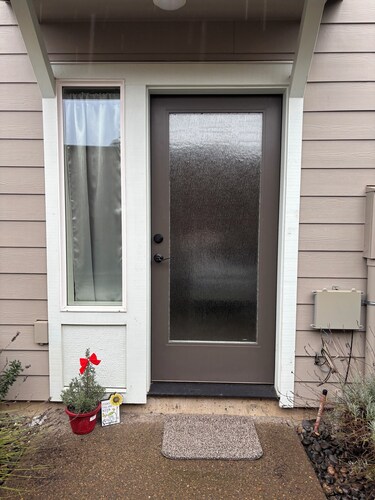 
Studio in Forest Grove offers a ground-floor apartment in Forest Grove, Oregon.