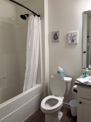 Hårføner, håndklær, såpe og toalettpapir