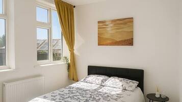 Tabla de planchar con plancha, wifi y ropa de cama