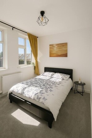 Tabla de planchar con plancha, wifi y ropa de cama 