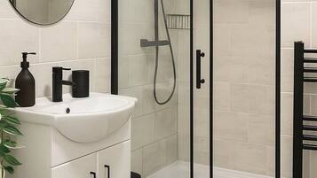 Ducha, secador de pelo, toallas, jabón