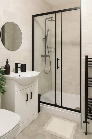 Ducha, secador de pelo, toallas, jabón