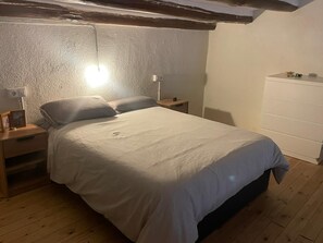 1 bedroom, Internet, bed sheets - Stone house in a village (Sant Climent Sescebes)