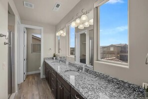 Hair dryer, towels, soap, toilet paper - Spacious 4BR/5 BTH House Pools, slides, Lazy River, Private Hot Tub, Snow Canyon (Santa Clara)