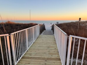Property grounds - Sugar Beach 2 Bedroom, 2 Bathroom Condo. Heated Pool. Free Daily Activities! (Orange Beach)