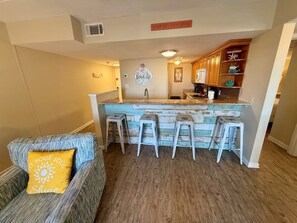 Smart TV - Sugar Beach 2 Bedroom, 2 Bathroom Condo. Heated Pool. Free Daily Activities! (Orange Beach)