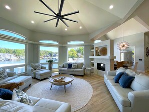 スマートテレビ、テレビゲーム、テーブルサッカー台、卓球台