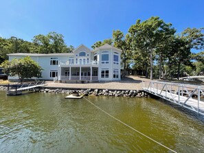 Exterior - Lakefront 4-bedrm, 3.5 bath - 2 kitchens, hot tub/sauna, private dock & fire pit (Sunrise Beach)