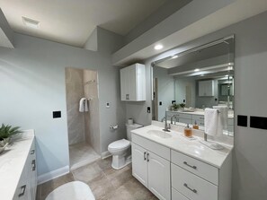 Shower, jetted tub, hair dryer, towels - Lakefront 4-bedrm, 3.5 bath - 2 kitchens, hot tub/sauna, private dock & fire pit (Sunrise Beach)