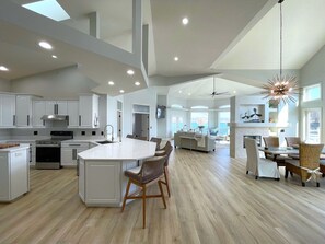 冷蔵庫、電子レンジ、オーブン、コンロ