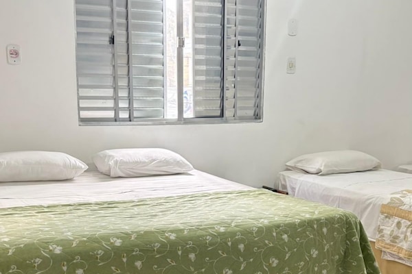 Minibar, wifi gratis y ropa de cama