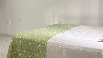 迷你吧、免費無線上網、床單