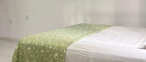 Minibar, wifi gratis y ropa de cama