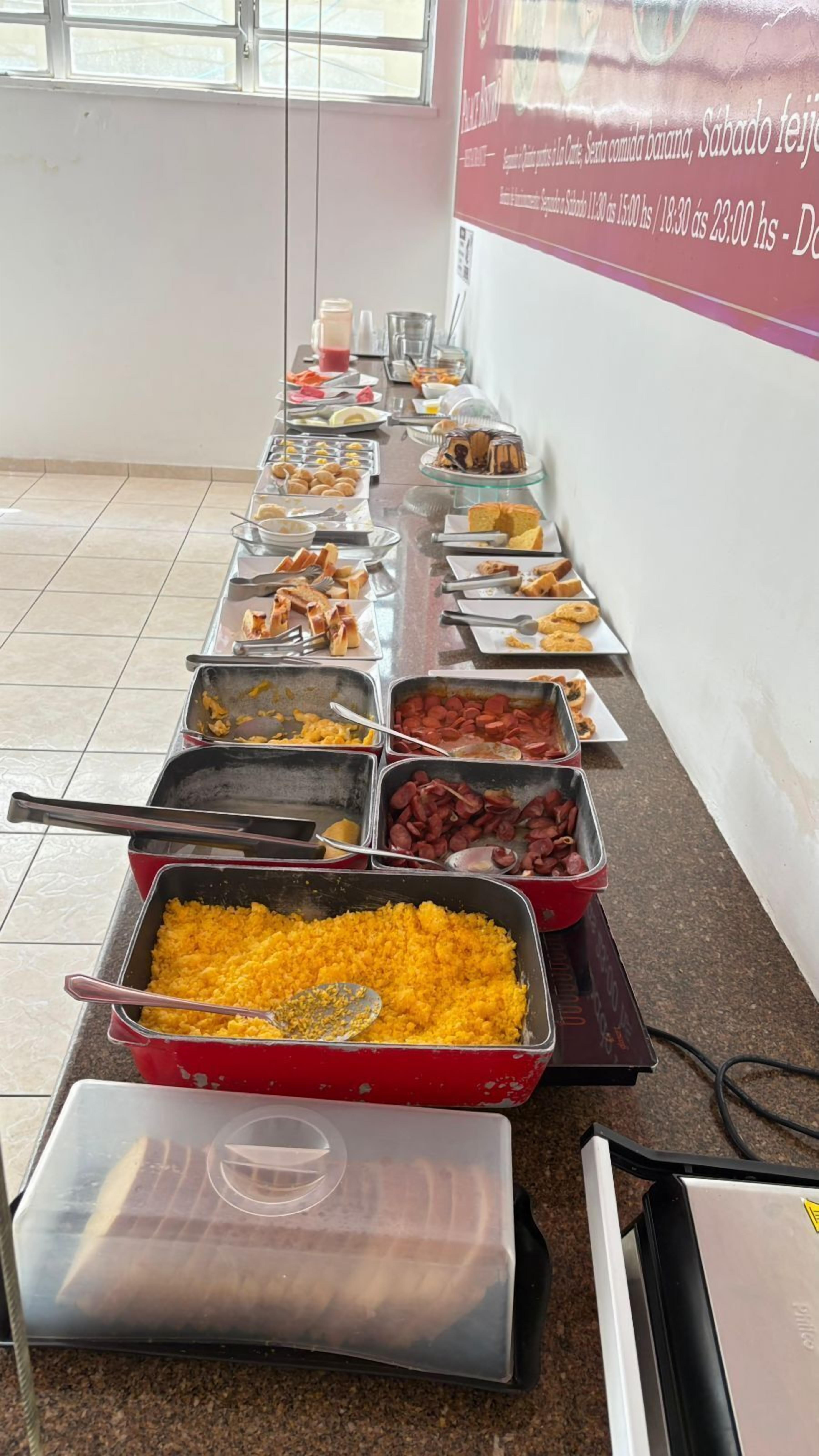Café da manhã com buffet grátis todos os dias