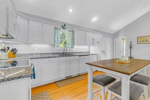 Private kitchen - " DOCK TALES" Sunset Views, Private Dock, Kayaks & FUN on Little Wicomico River! (Reedville)