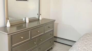 Tabla de planchar con plancha, wifi, ropa de cama