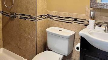 Dusche, Haartrockner, Bidet, Handtücher