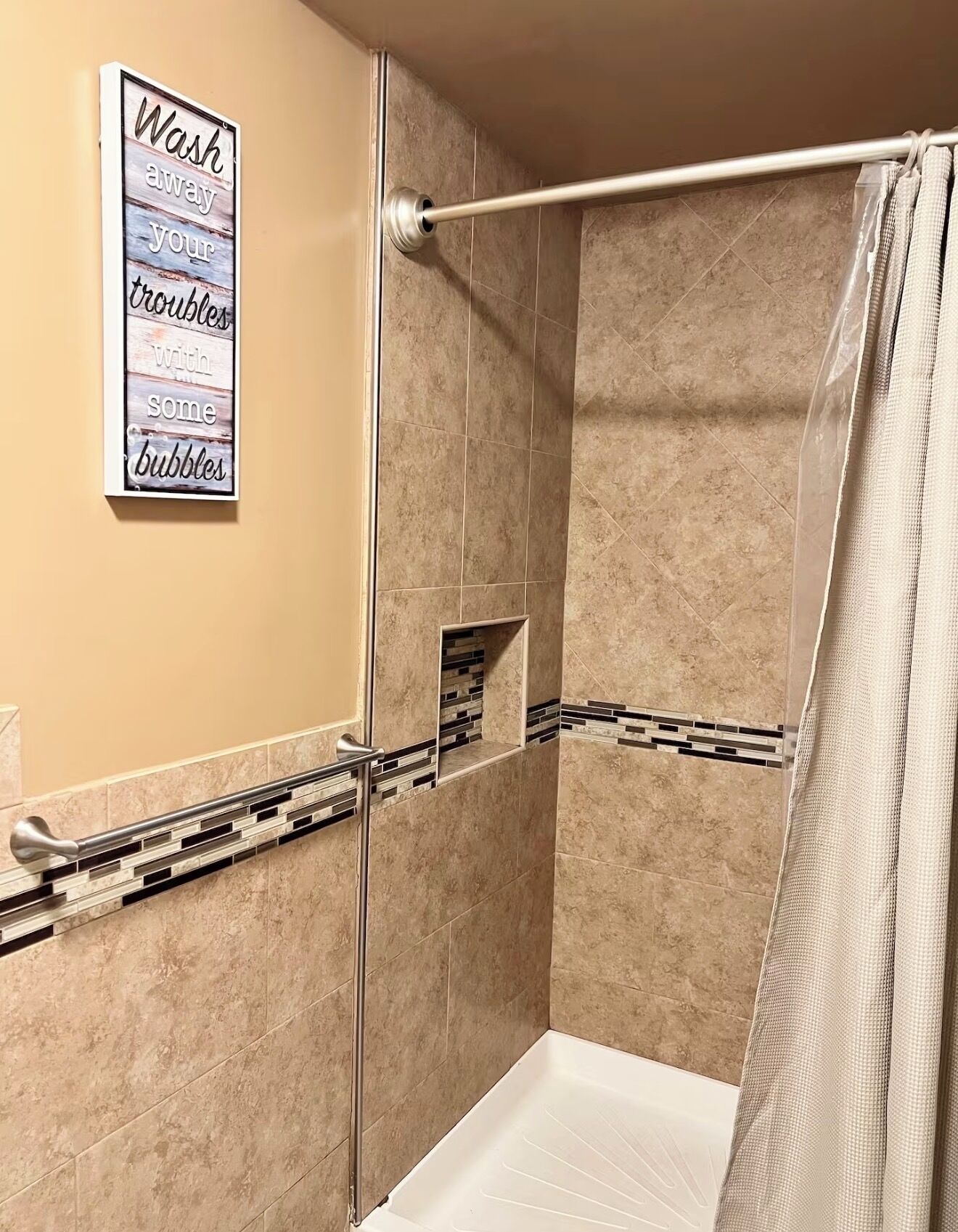 Ducha, secador de pelo, bidé y toallas